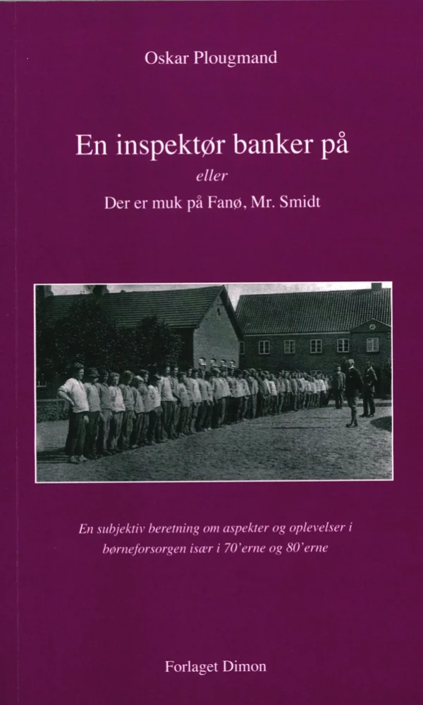 En inspektør banker på